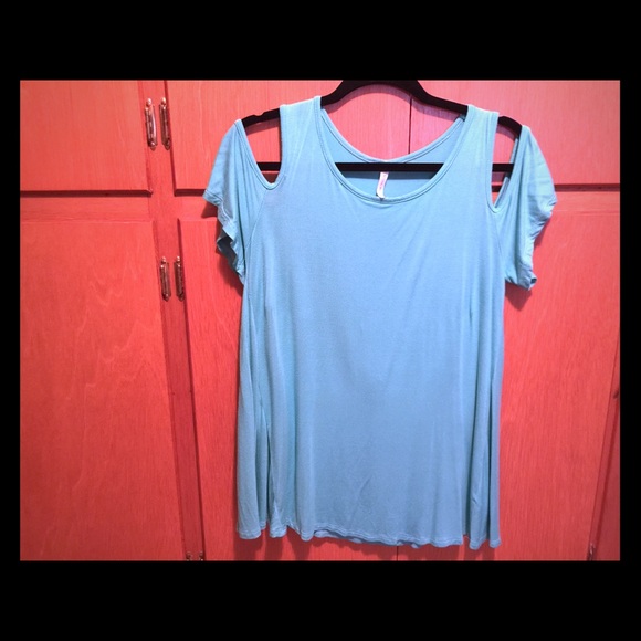 Tops - Aqua green flowy cold-shoulder top size L